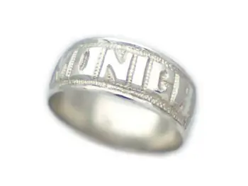 

Silver ring in glitter with name engraved in semi-relief