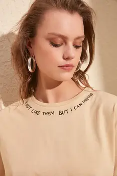 

Trendyol Embroidered Semi-Fitted Knitted T-Shirt TWOSS20TS0485