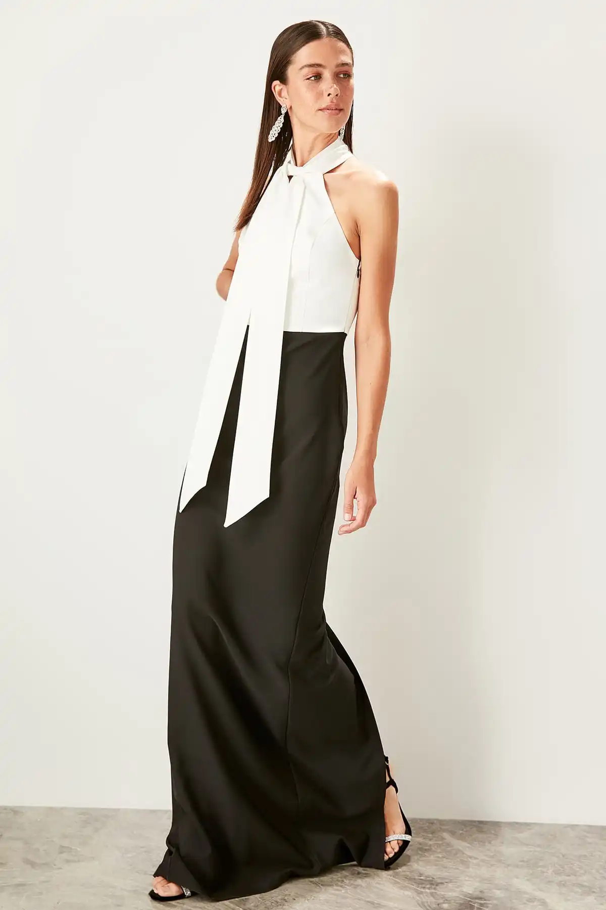 Trendyol белое вечернее платье с цветным блоком TPRSS19BB0356