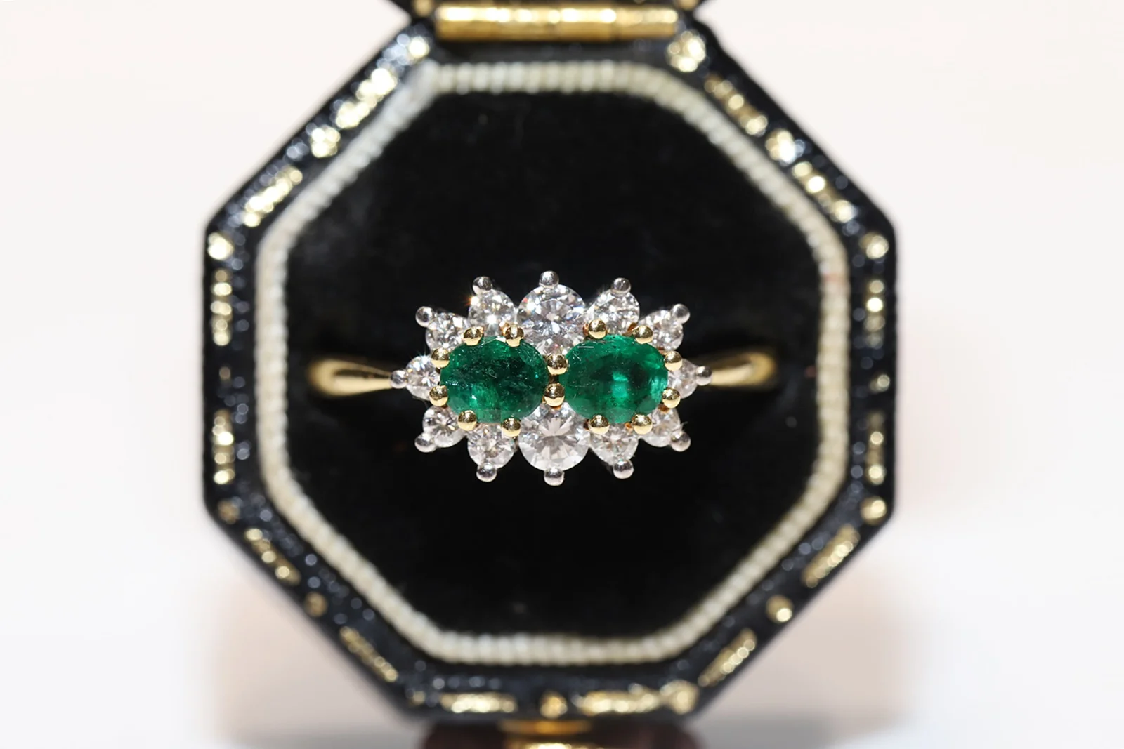 

Perfect Vintage Original 18k Gold Natural Diamond And Emerald Decorated Pretty Ring