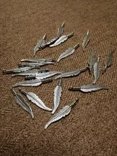 20 unids / lote dijes de plumas colgantes de plumas joyería que hace dijes de plumas para hacer pulseras Color plata antigua