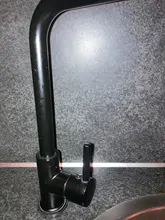 Grifo de cocina que gira 360 grados, mezclador negro para cocina, diseño de goma, grúa montada en cubierta caliente y fría para fregadero AEF0012