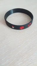 Pulsera deportiva de Anime para hombre, pulsera de silicona de caucho con dibujos animados, brazalete de mano circular para Cosplay, color blanco y negro