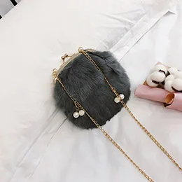 grey shoulder bag Искусственный мех кролика рюкзак мода замок поцелуй сумка женщины с участием жемчужный цепной ремень белый коричневый черный мини мешок женщина - Цвет: grey shoulder bag