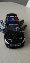 Coche de juguete de aleación fundido a presión M8 para niños, modelo de policía, luz de sonido de simulación, tira trasera de 6 puertas, vehículo de juguete abierto, regalos, 1/32