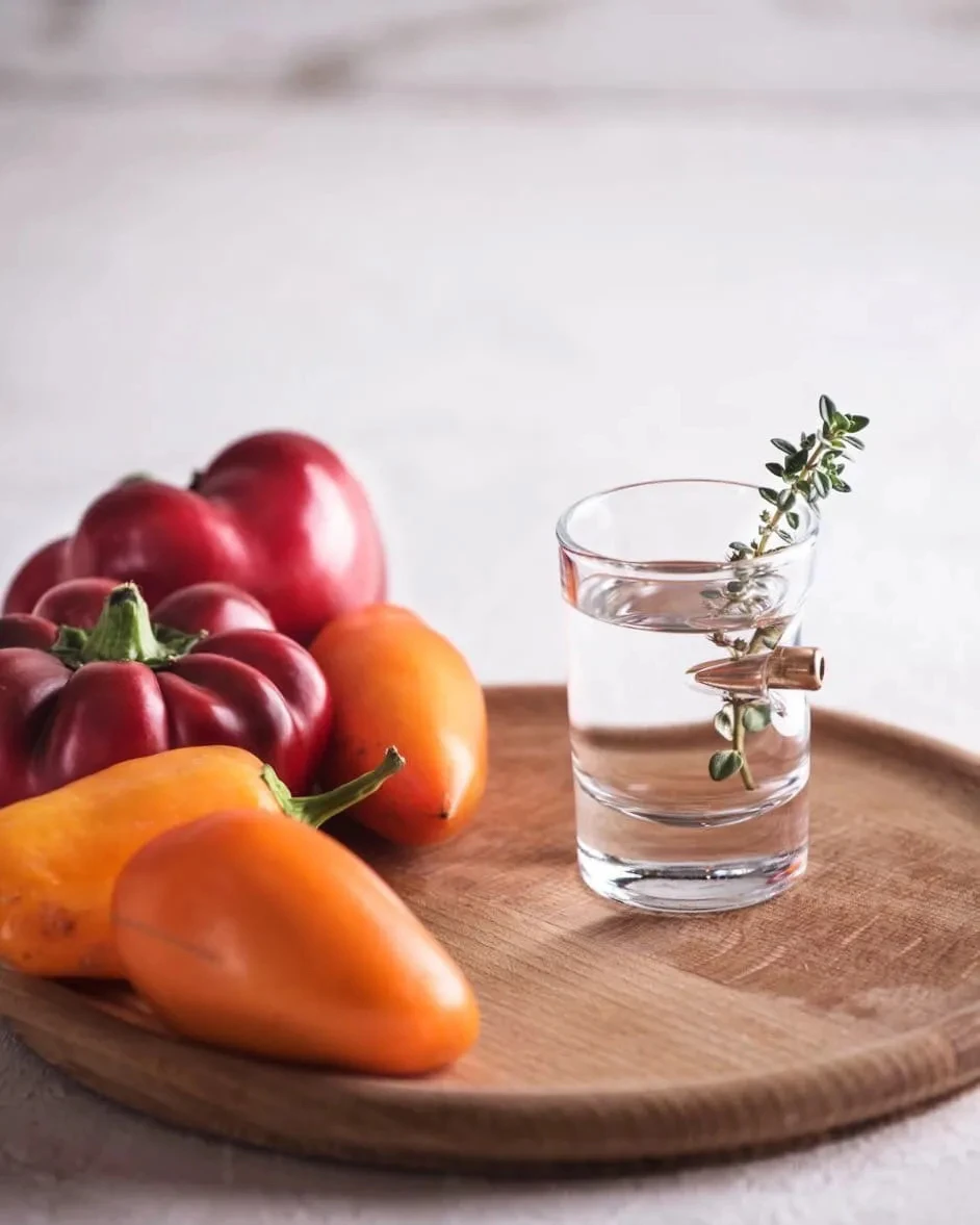 подарок; сувенир; на праздник; на день рождения; мужчине; другу; дяде; папе; отцу; свату; бокал; стакан; фужер; с настоящей пулей; лучший подарок; подарочный набор; пуля в стакане; стакан с пулей