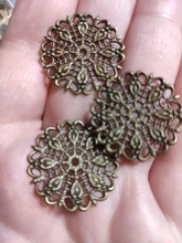 20 unids/lote 25mm hueco de cobre de pluma de pavo real flores envolturas de filigrana conectores encanto resultados para joyería hacer componentes