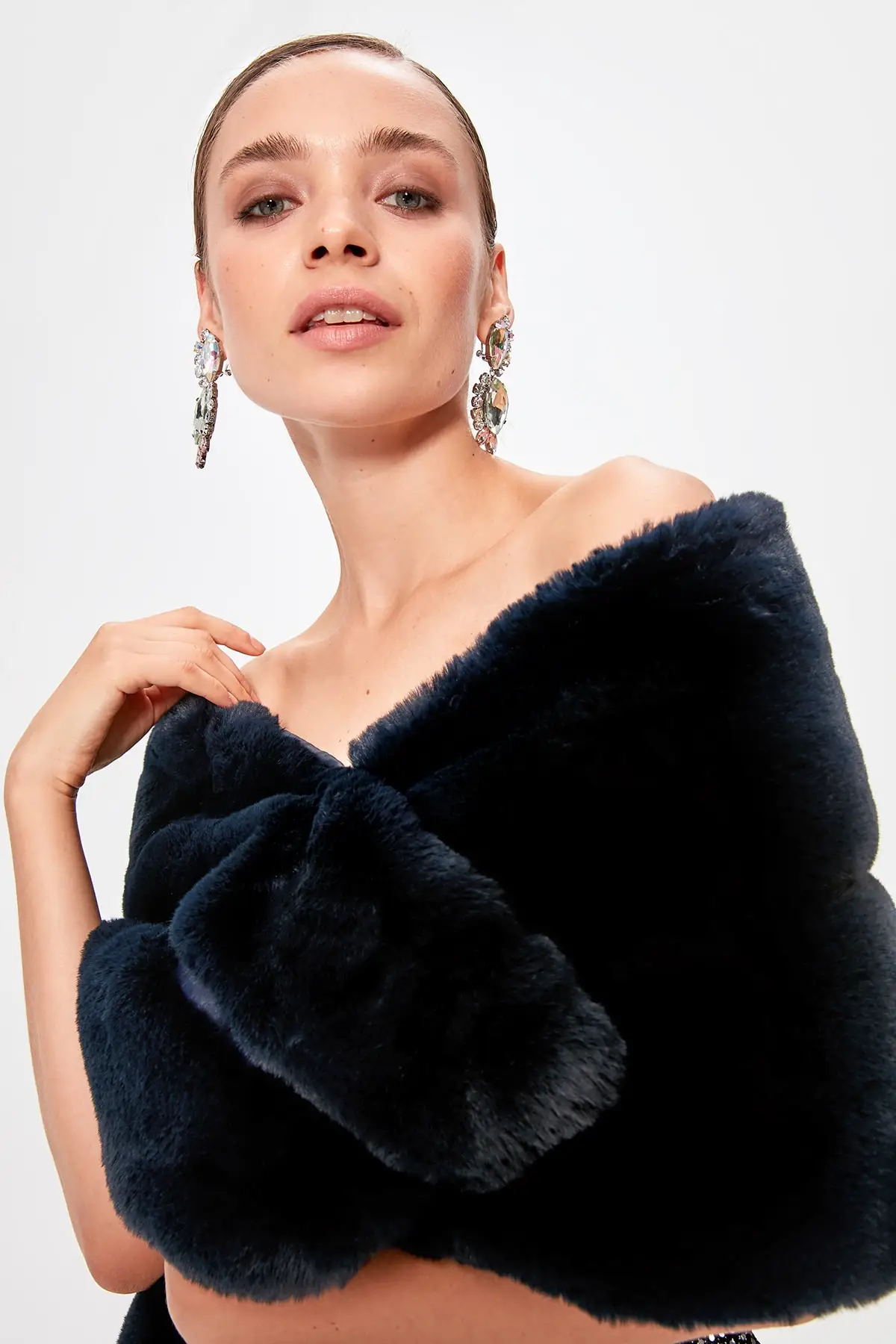 

Trendyol Navy Blue Fur Shawl TPRAW20SL0004