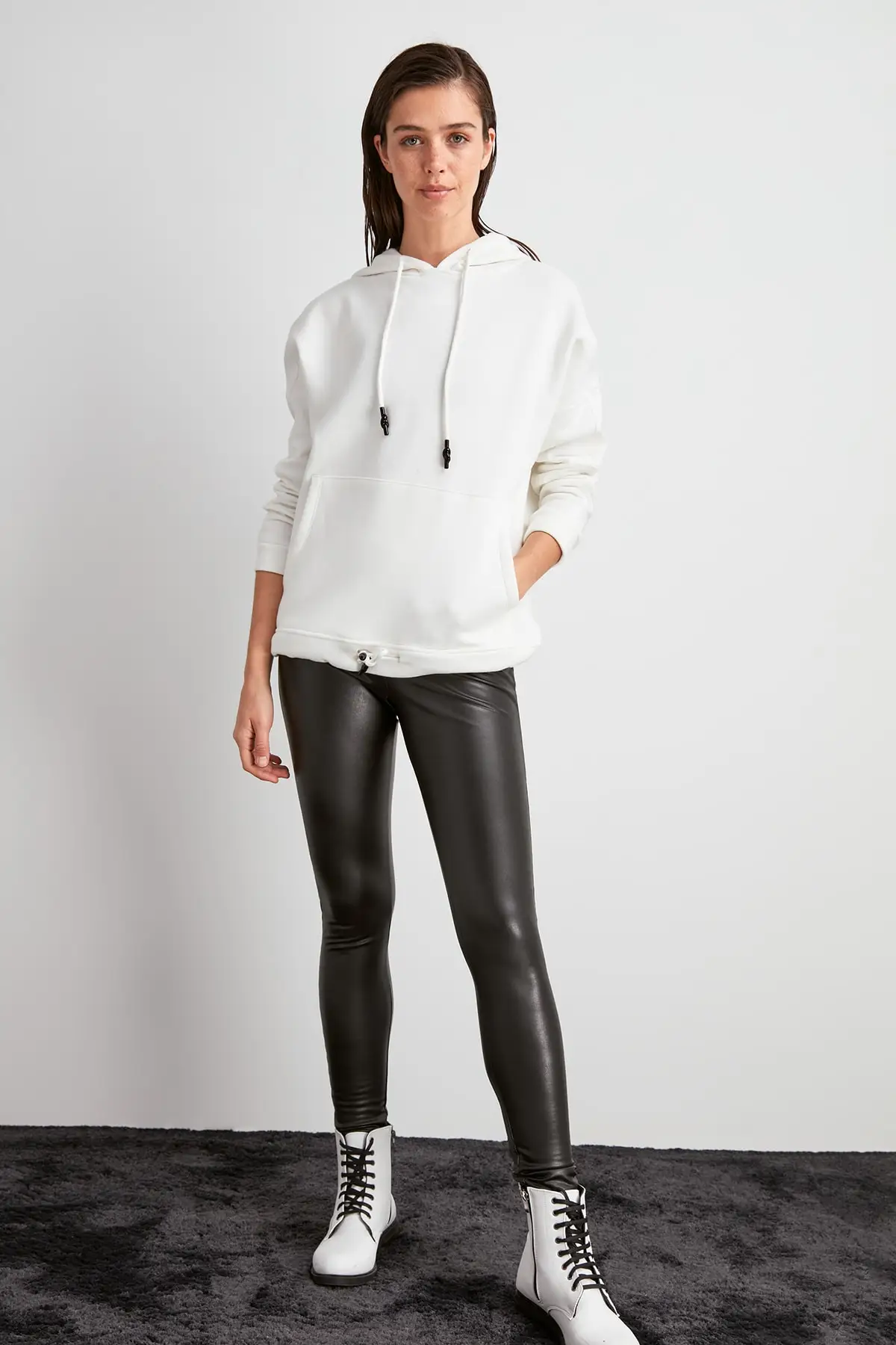 Trendyol кожаные трикотажные леггинсы TWOAW20TA0104