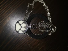 Luminoso brillante flecha COLLAR COLGANTE Caballero collar con forma de lanza resplandor en el oscuro Pike Collar para Mujeres Hombres regalo de Halloween