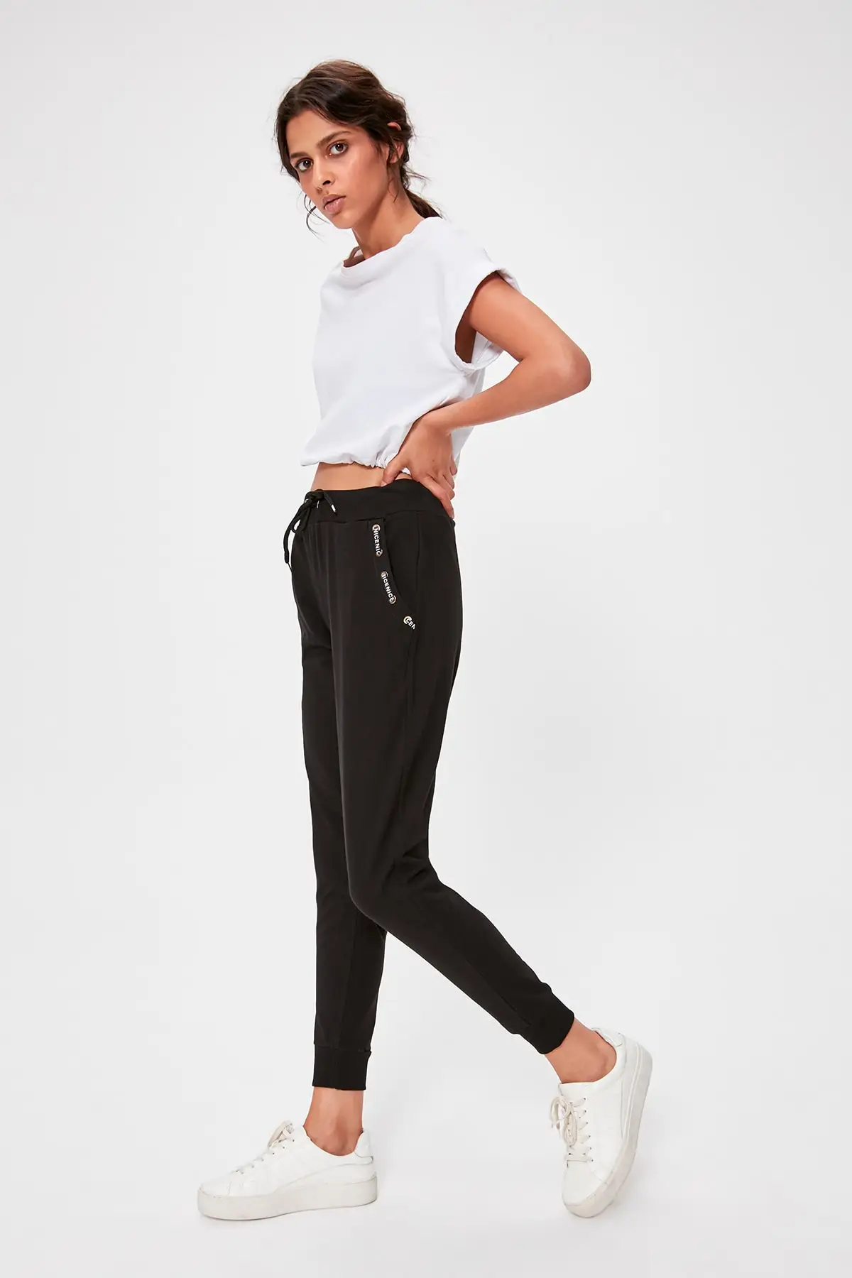 Черные трикотажные спортивные штаны Trendyol TWOAW20EA0016
