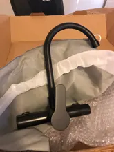 Grifo de cocina negro montado en la pared, un solo Mango, doble orificio, agua caliente y fría