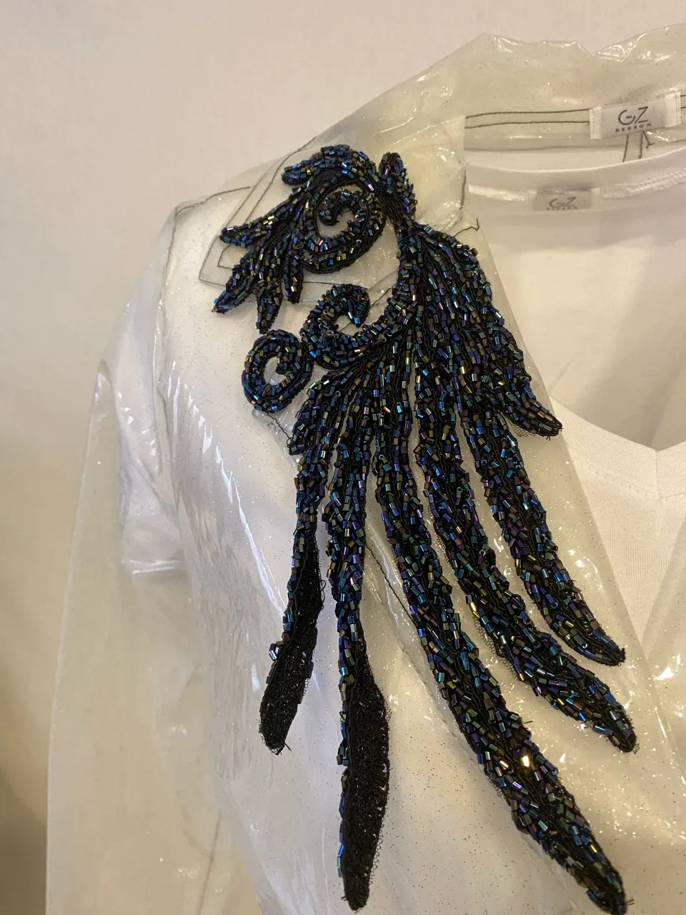 Рисунок 3 - Прозрачный плащ с вышитым воро