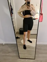 Pantalones cortos elásticos para dama, shorts de chándal, con estiramiento básico en color negro oscuro, estilo veraniego