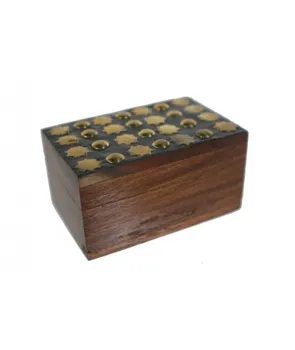 

Wooden box with metal decorations. Measures: 4x5x7 cm.