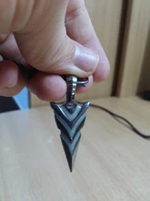 Luminoso brillante flecha COLLAR COLGANTE Caballero collar con forma de lanza resplandor en el oscuro Pike Collar para Mujeres Hombres regalo de Halloween