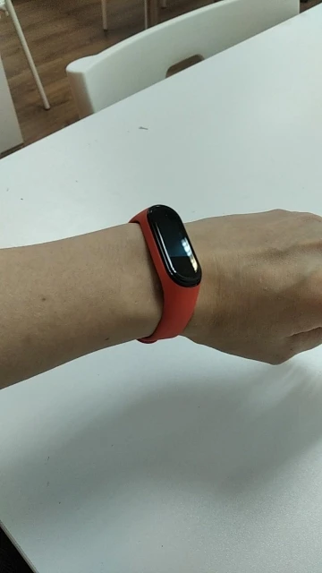 Отзыв о товаре Спортивный фитнес-браслет Xiaomi Mi Band 4, трекер с шагомером, часы для фитнеса с Bluetooth 5.0, новинка от пользователя E***y
