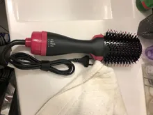 Cepillo que seca y volumiza el pelo de un solo paso, el cepillo produce aire caliente y puede alisar y arizar el pelo