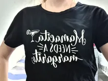 Camiseta con estampado de mamaquita Needs a Margarita para mujer, camiseta divertida informal de algodón de 100%, regalo del Día de la madre, camisa de elevación para mamá