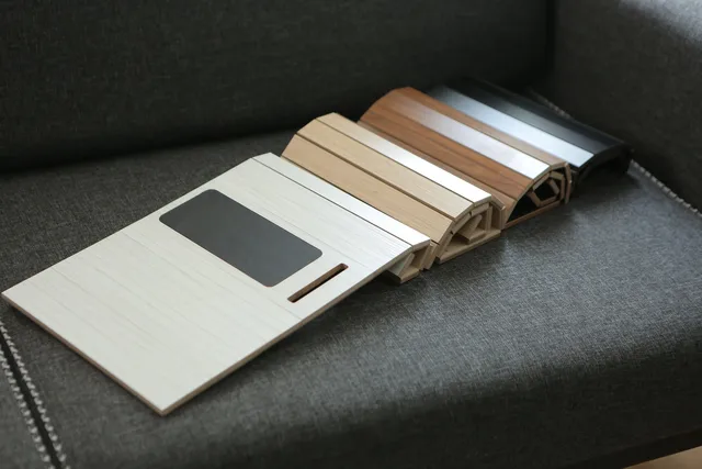 소파의 편안함과 편의성을 위한 가죽 기반 전화 홀더가 있는 팔걸이 트레이 테이블