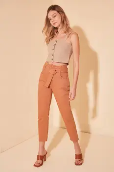 

Trendyol Belt Detail High Bel Mom Jeans TWOSS20JE0391