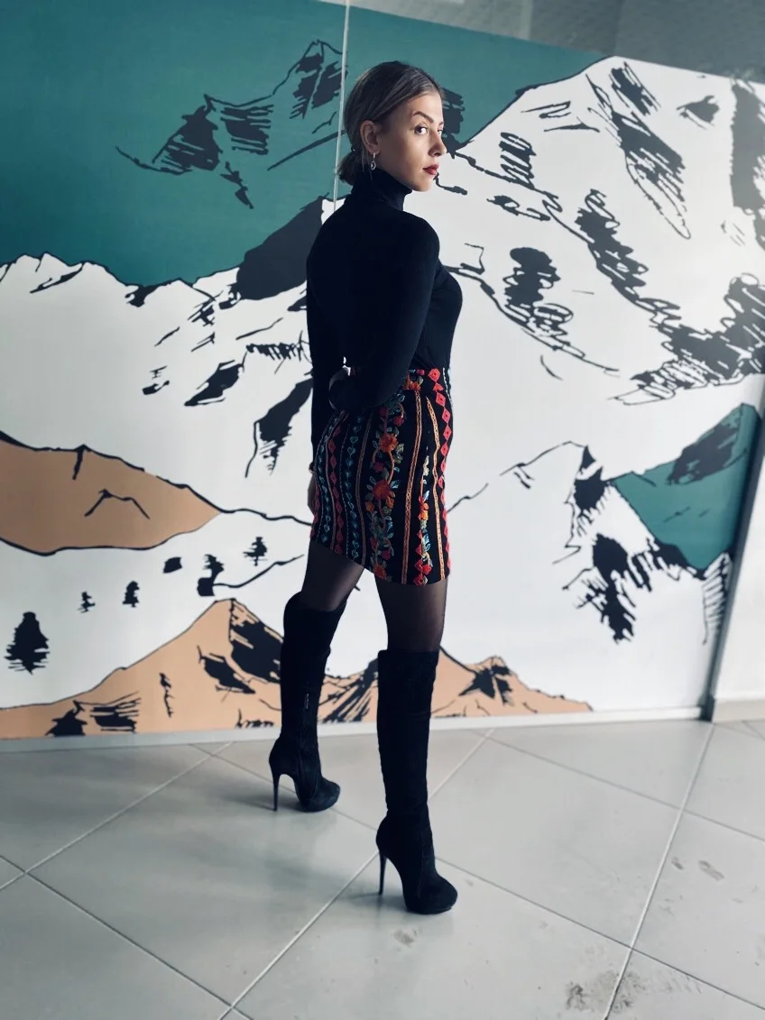 Короткая юбка чавва с выпивкой