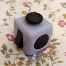 Juguetes dados para aliviar la ansiedad y el estrés para niños, juguete de descompresión de plástico con enfoque multifuncional de seis lados para juegos, regalo para adultos