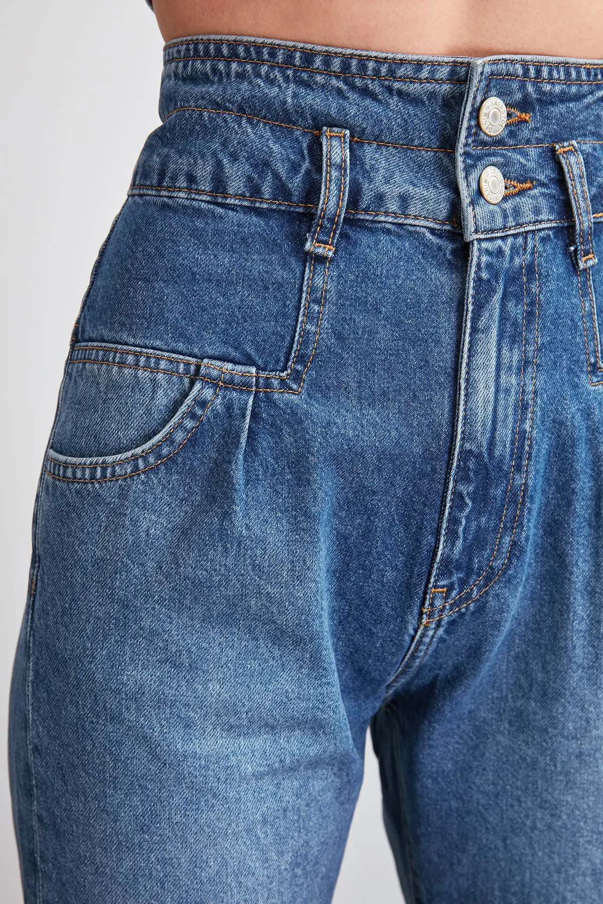 Koop Trendyol Taille Detail Super Hoge Taille Mom Jeans TWOAW20JE0344