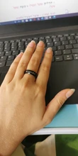 Vnox-anillo personalizado de acero inoxidable con borde biselado para hombre y mujer, sortija de boda negra con letras y fecha