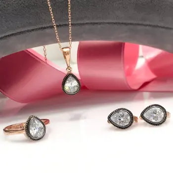 

Diamond Montür Drop Cut Simple Elegant Silver Set Suit
