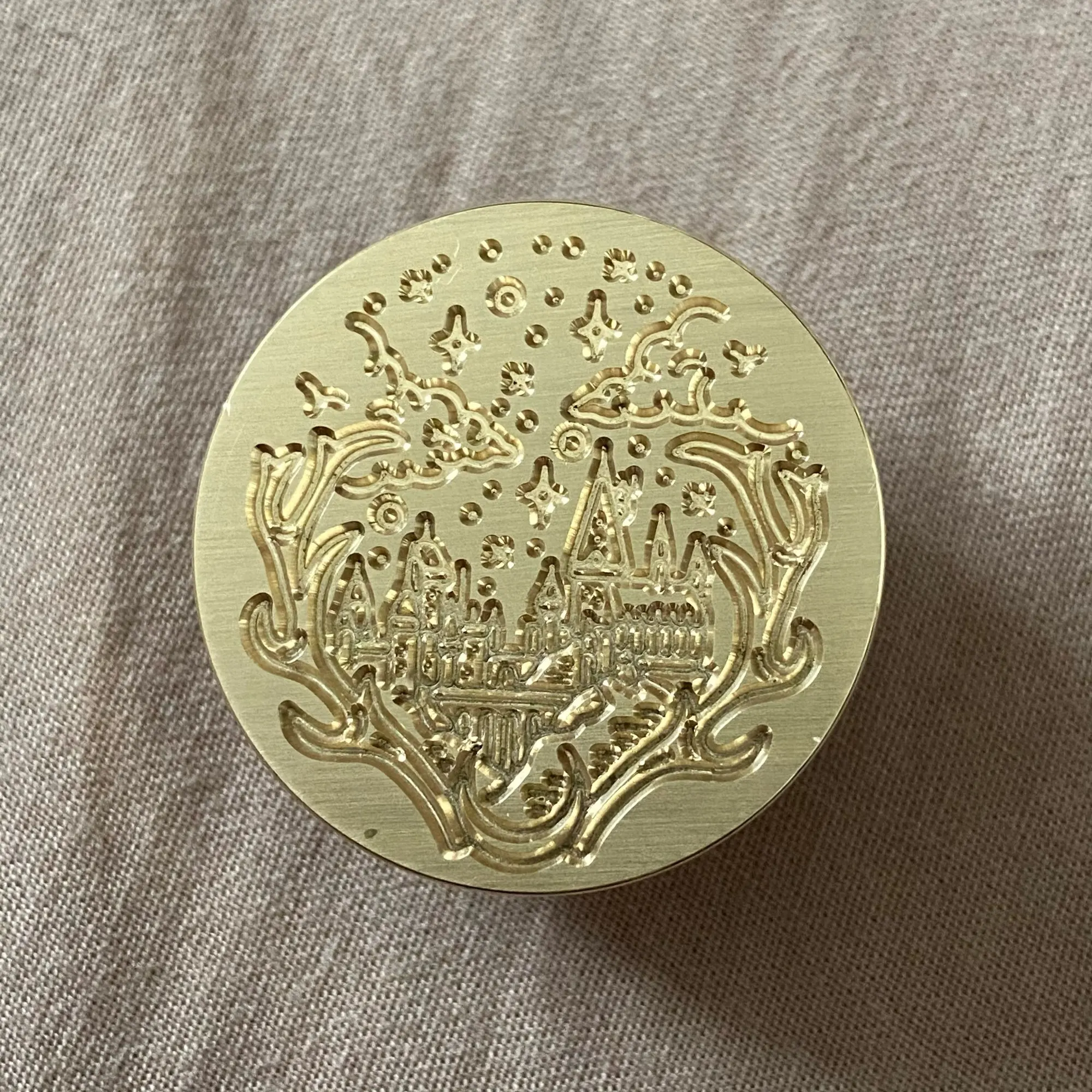 Петля на восковой отливке. Фигуры из воска. Кольца на восковой отливке. Восковки замков для брелков. Замазка для ламината.