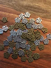 60 uds hallazgos de joyería de moda, etiquetas de metal para joyería, aleación de dos colores 8*8MM Flor de ciruela placa hecha a mano abalorios de letras