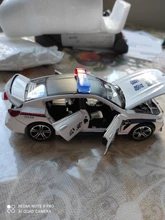 Coche de juguete de aleación fundido a presión M8 para niños, modelo de policía, luz de sonido de simulación, tira trasera de 6 puertas, vehículo de juguete abierto, regalos, 1/32