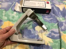 DELI-grapadora giratoria E0434, para uso doméstico y oficina, Media tira, 25 hojas, grapadora lisa, giratoria, material de papelería