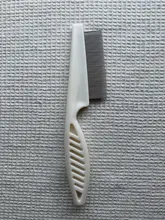 Peine para pulgas de acero inoxidable para mascotas, utensilio de protección para el cuidado del cabello, cómodo cepillo para desparasitar pelo corto y largo