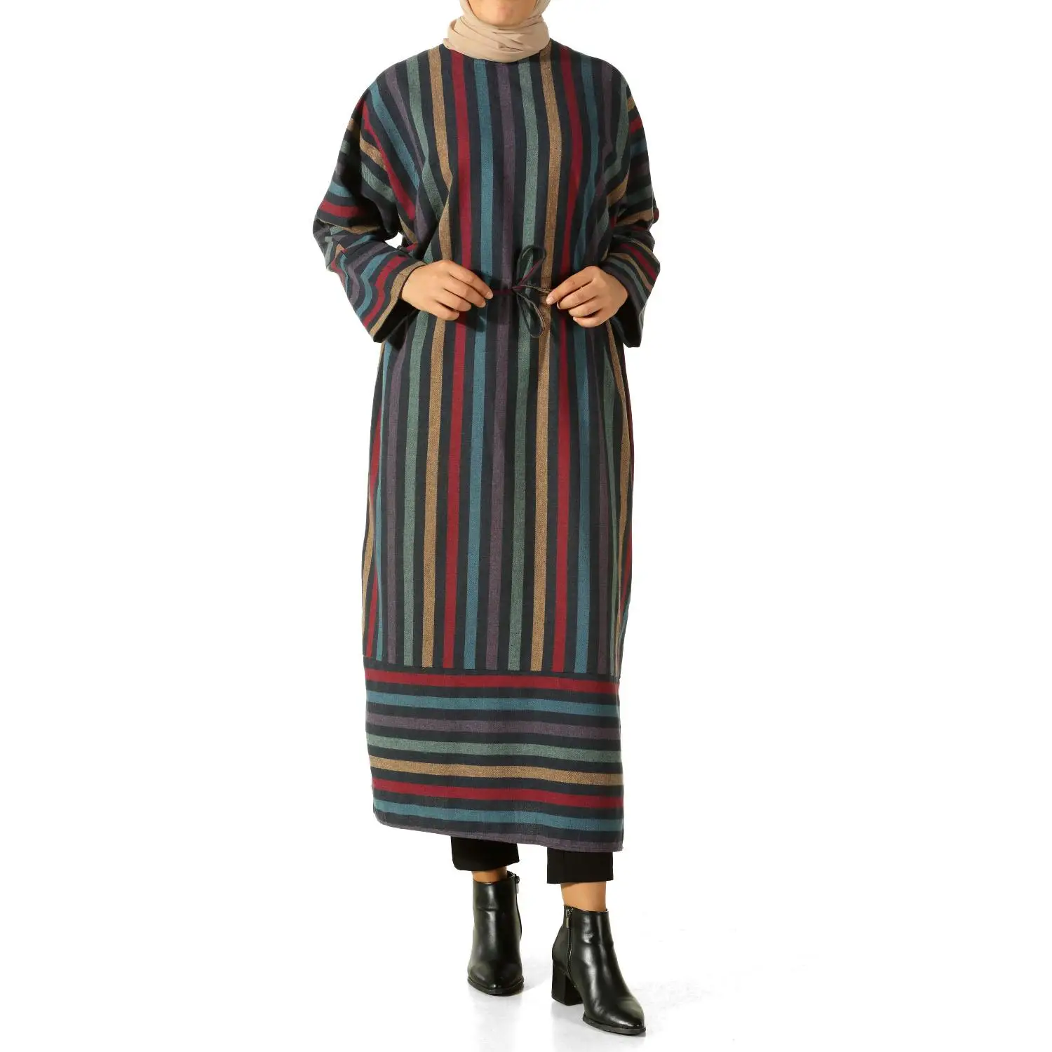 Платье со сборками на талии и разрезом