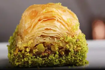 

Long Lasting Dry Baklava with Pistachio by Güllüoglu (3.3 lb - 1500 gr.)