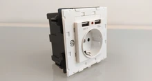 Coswall-Enchufe de pared con puerto USB, toma de corriente de 16A tipo europeo dual, para carga de 5V y 2.1A, con indicador LED, panel gris, negro, blanco o dorado
