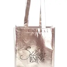 500 шт./лот, Заказная Роскошная маленькая серебряная металлическая полипропиленовая Нетканая хозяйственная сумка, лазерная посылка для одежды, сумка для хранения одежды