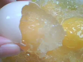 冻裂的鸡蛋如何处理 怎么做冻鸡蛋更好吃-养生法典