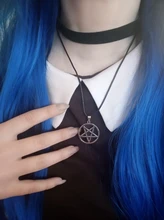 Colgante de pentagrama pentápara Hombre, collar de Black Butler, colgante de culo, Logo de Lucifer Satan, signo de Color plateado, amuleto Supernatural, joyería para hombre
