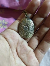 Collar con colgante de flor tallada ovalada a rayas para mujer, medallón Vintage de latón antiguo con apertura, caja de fotos, joyería