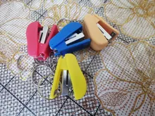 1 piezas Color al azar grapadora de oficina papelería lindo Mini sin grapadora Uso del estudiante pequeño portátil de plástico grapas
