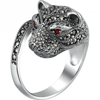 

Esthete ring with garnet and marcasite in black silver