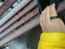 Vnox-anillo personalizado de acero inoxidable con borde biselado para hombre y mujer, sortija de boda negra con letras y fecha