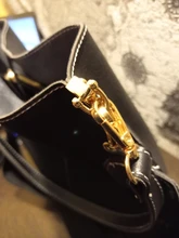 Bolso de mano de banda ancha de diseño de marca para mujer, bolso de hombro de PU de cubo de lujo, de un solo hombro, de gran capacidad, de color sólido