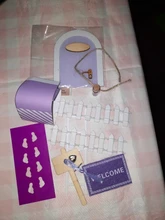 Mini puerta de hadas de madera, puerta de hadas hecha a mano, con bonito agujero con ratón rosa, puerta de madera en miniatura con banderines y poste de señal personalizado