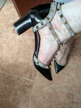 Sandalias de charol puntiagudas para mujer, zapatos con hebilla de remache grueso con tacón, salvaje delgada, verano 2021