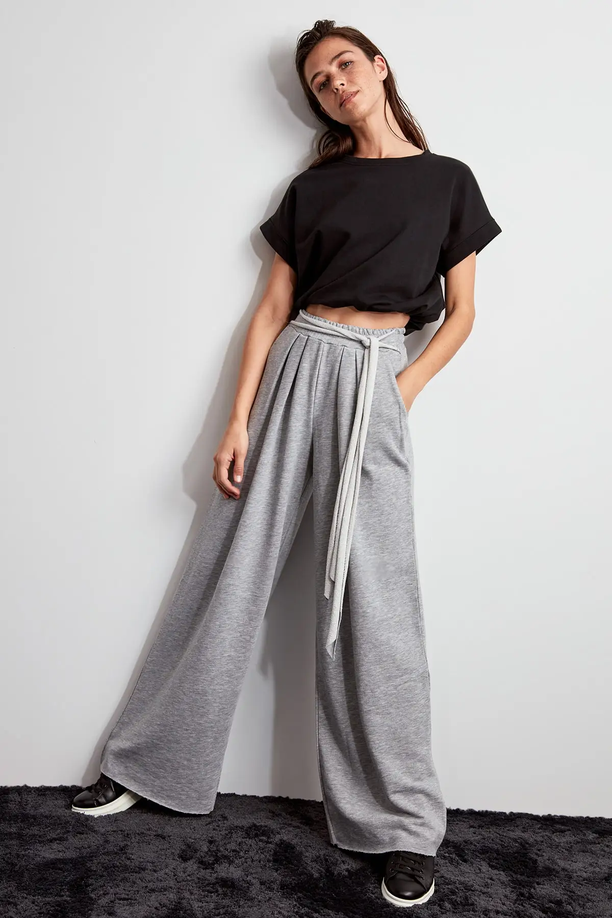 Trendyol расклешенные трикотажные спортивные штаны TWOAW20EA0116