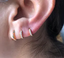 ROXI-Pendientes de aro coloridos con cristales de circonita para mujer, aretes de lujo, a granel, ajustados, de cartílago arcoíris